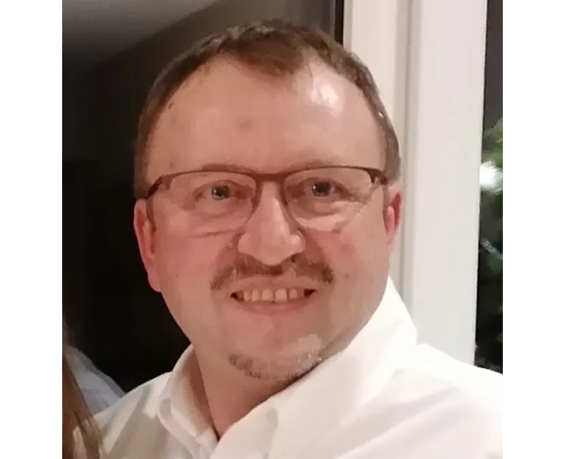 Portrait Mon portrait en chemise blanche avec mes lunettes